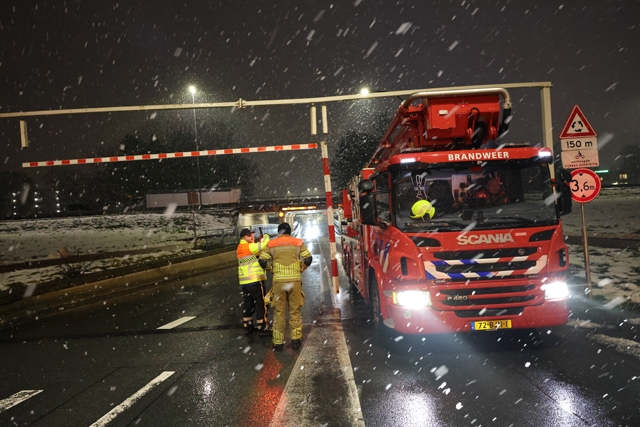 Brandweer verwijdert loshangende waarschuwingsbalk bij ‘berucht’ viaduct in Waalwijk