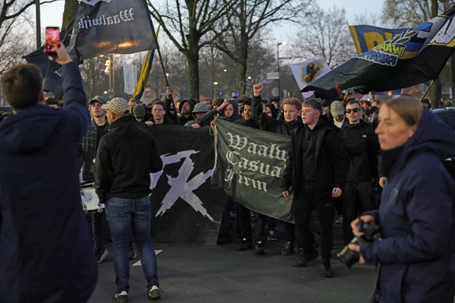 Supportersfeest RKC verloopt gemoedelijk: Brandweer blust fakkels na sfeervolle Corteo