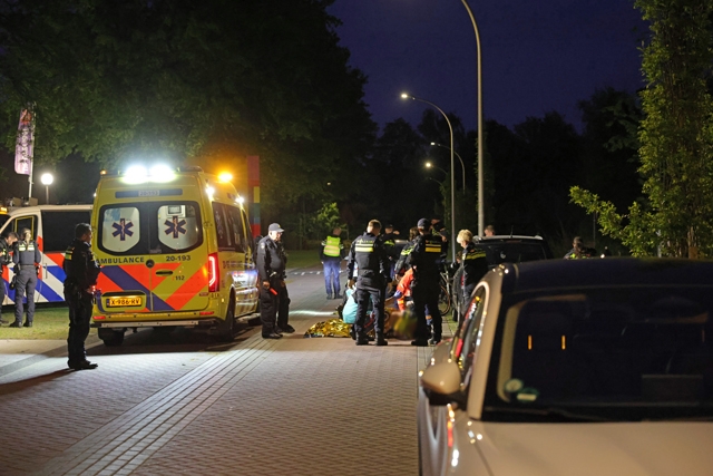 Politiebiker gewond na val tegen geparkeerde auto op Drunenseweg