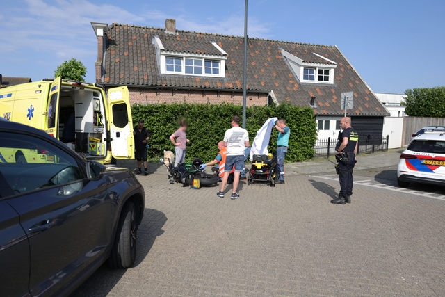 Motorrijdster gewond na botsing met auto op kruising in Waalwijk