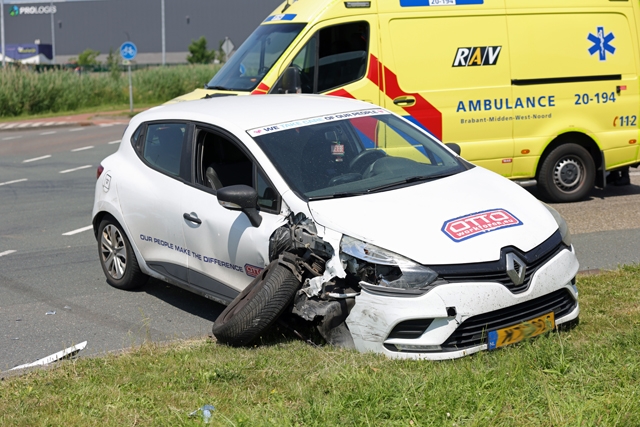 Opnieuw raak op berucht kruispunt Weteringweg: Twee auto’s botsen op elkaar