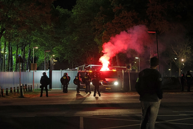 ME zet pepperspray in bij RKC – Roda JC: Supporters bekogelen politie met vuurwerk