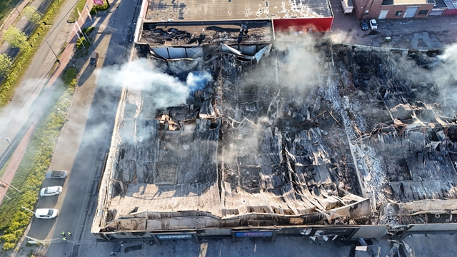 Brandweer strijdt tot diep in de nacht tegen hotspots op woonboulevard