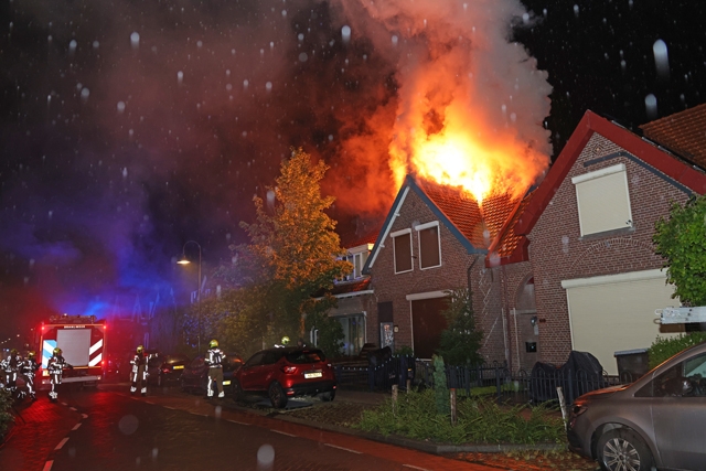 Grote ravage na blikseminslag: Wijk in Waalwijk opgeschrikt door uitslaande dakbrand