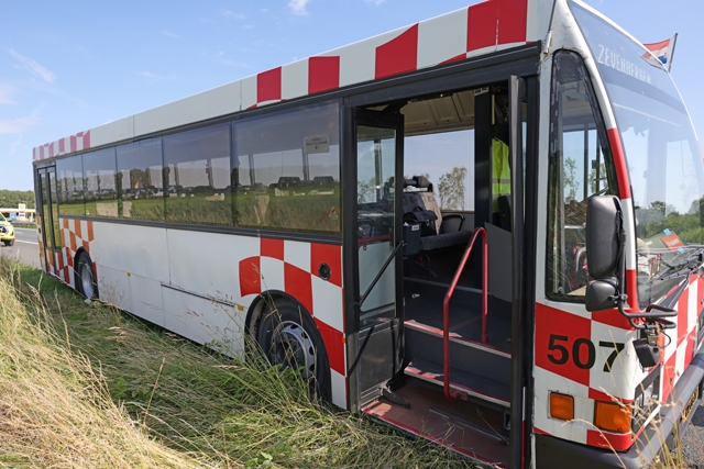 Schrik op de A59: Klapband voor historische autobus zorgt voor file bij Waalwijk