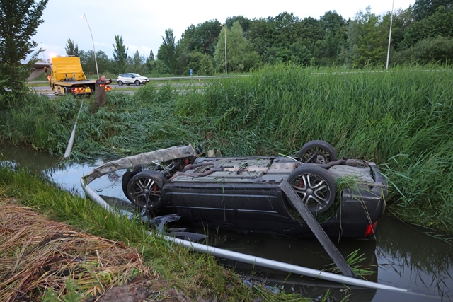 Ravage op N261: Auto op de kop in sloot na zware crash