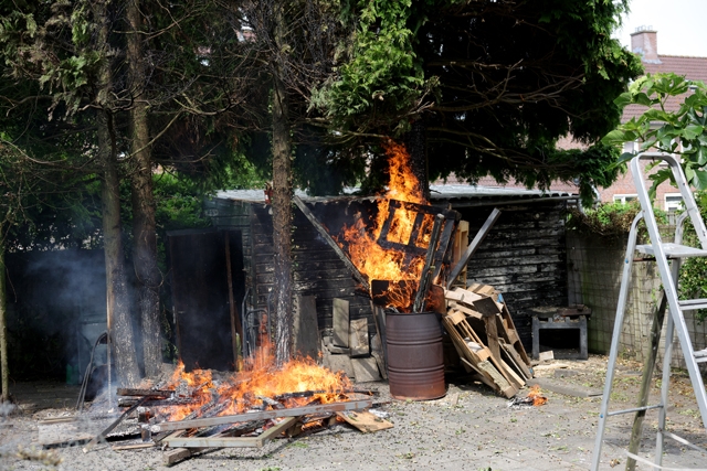 Uit de hand gelopen rupsenbestrijding: Metershoge buitenbrand in Mgr. Prinsenstraat
