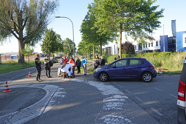 Fietser gelanceerd over motorkap na aanrijding op Sluisweg in Waalwijk