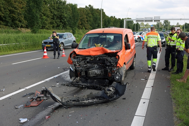Kettingbotsing met drie voertuigen zorgt voor kilometerslange file op N261 bij Waalwijk