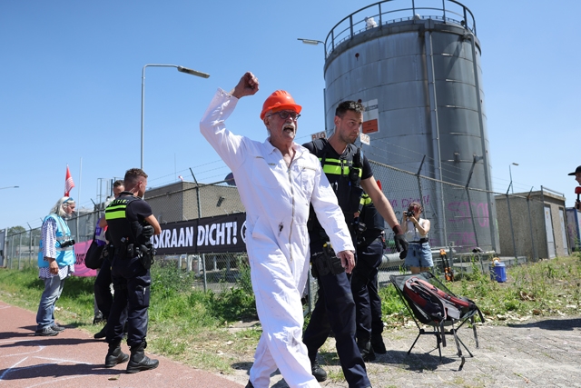 Klimaatactivisten bezetten gaswinningslocatie aan Weteringweg: politie verricht aanhoudingen