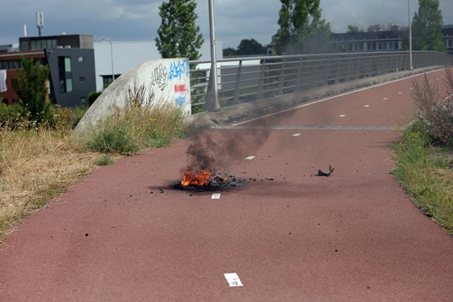 Brandend accupakket richt schade aan op fietsbrug aan het Gaardpad Waalwijk