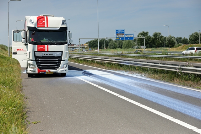Grote vloeistoflekkage uit vrachtwagen zorgt voor afsluiting oprit A59 bij Waalwijk
