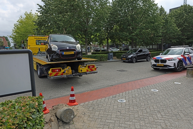 Dronken automobiliste rijdt rechtdoor in bocht en botst op betonblok op Vredesplein