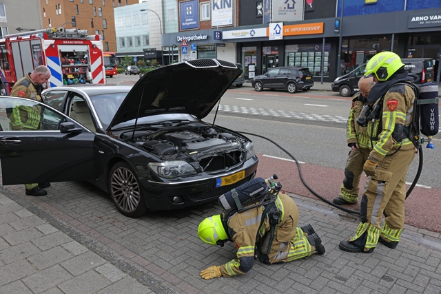 Brandweer gealarmeerd voor rook onder motorkap in Hertog Janstraat