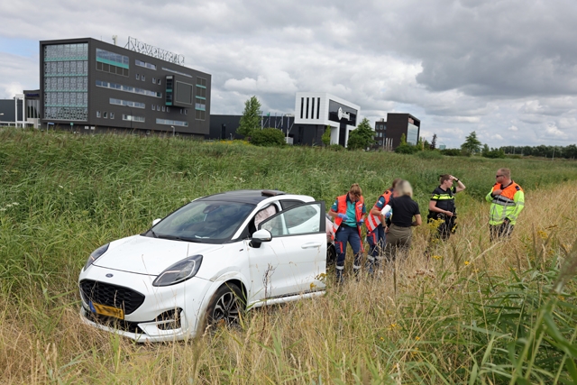Auto raakt van de weg op A59 en belandt in bosschage: bestuurster gewond