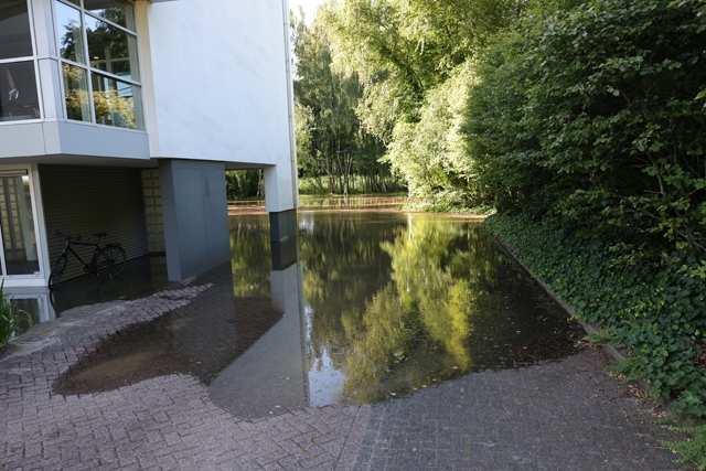 Bedrijfsterrein onder water na mislukte grondwaterpomp aan Taxiandriaweg
