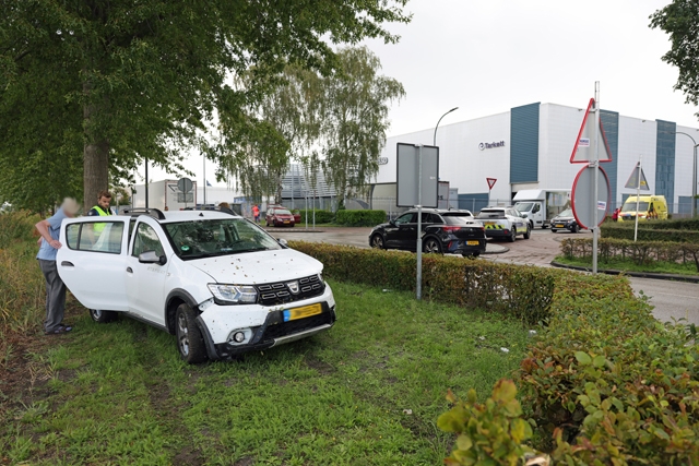 Drie auto’s betrokken bij aanrijding Taxandriaweg: Bestuurder eindigt in de bosjes