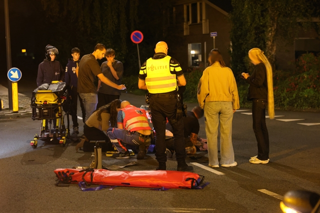 Pizzabezorger op scooter zwaargewond aan been na harde botsing met auto op Bachlaan